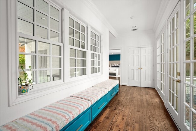 Building Photo - 5527 Briar Dr