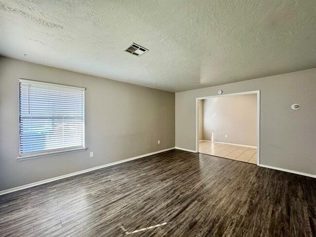 Building Photo - 143 Barrett Pl