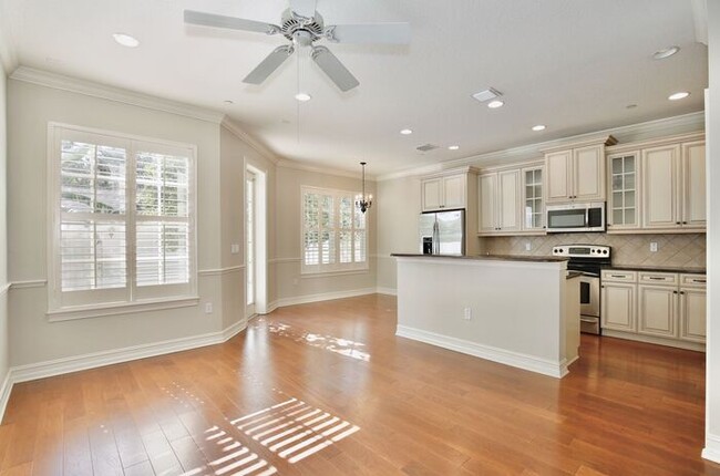 Building Photo - Stunning 2/2.5 Spacious Townhome with a Lo...