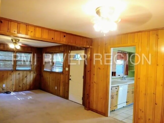 Building Photo - 3 Bedroom 2 Bathroom Home