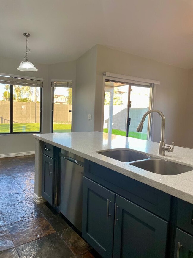 Building Photo - 2422 E Remington Pl