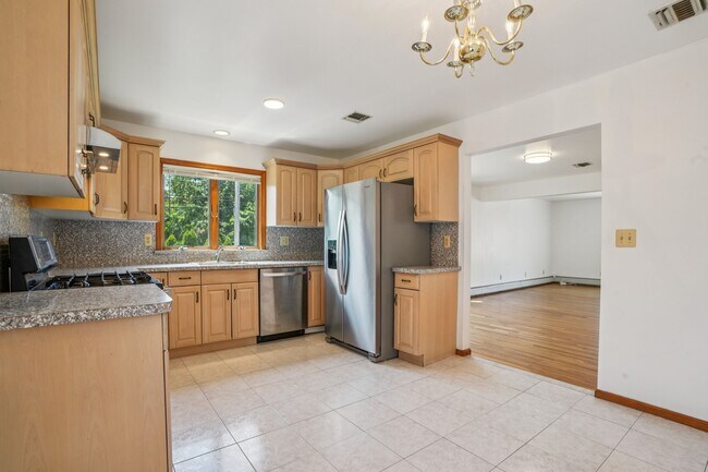 Building Photo - 2402 Hammett Ave