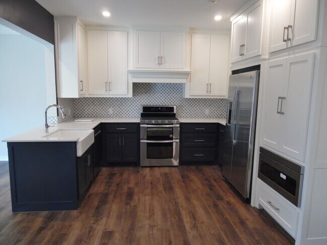 Building Photo - Wonderfully Remodeled Duplex Near River Cr...