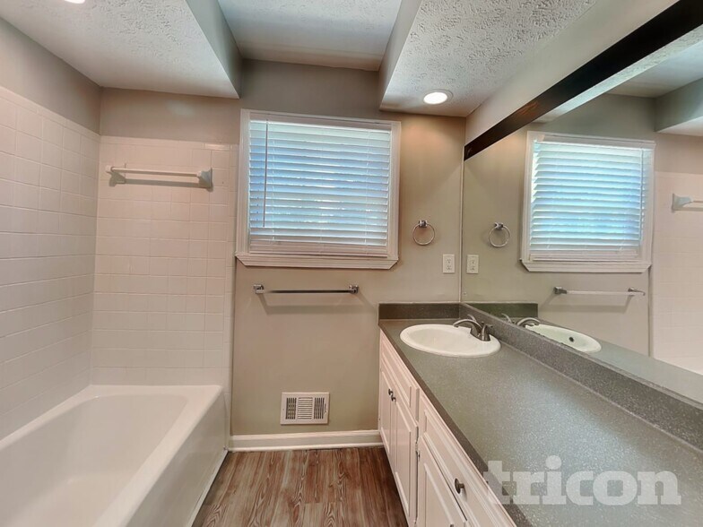 Building Photo - 515 Westbridge Dr