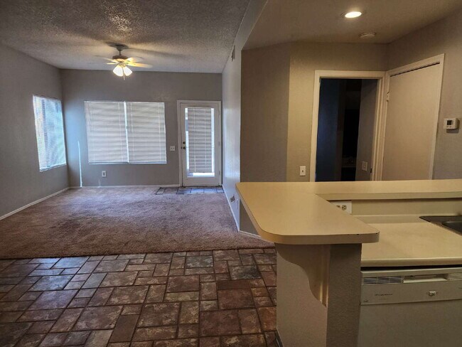 Building Photo - 2 Bed/2 Bath Condo in Tempe with Great Ame...