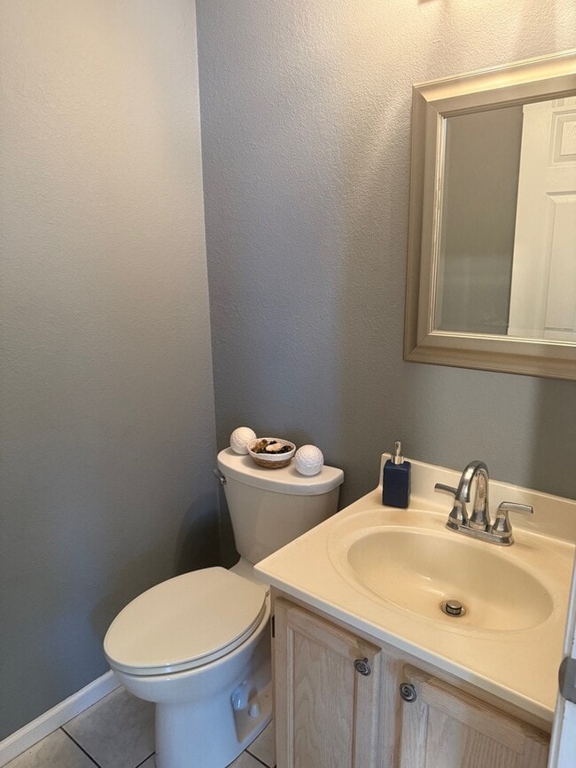 Building Photo - 4 bedroom 2.5 Bath 1.5 Story Home In Fox S...