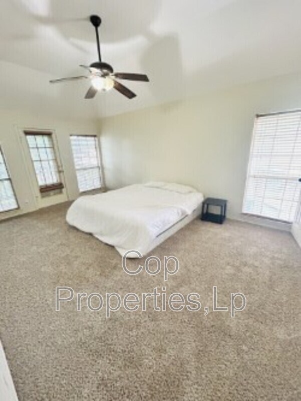 Building Photo - 6622 Shady Bend Dr