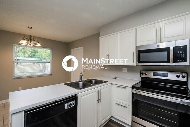 Building Photo - 3 Bedroom Pet-Friendly Home in TAMPA, FL with Main Street Renewal