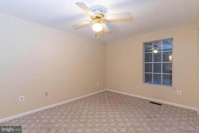 Building Photo - 7 Valleyfield Ct