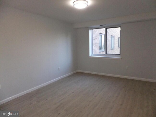 Building Photo - 1640 Oakwood Dr