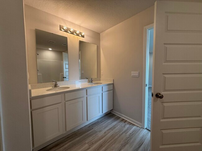 Building Photo - 2800 Tallgrass Ct