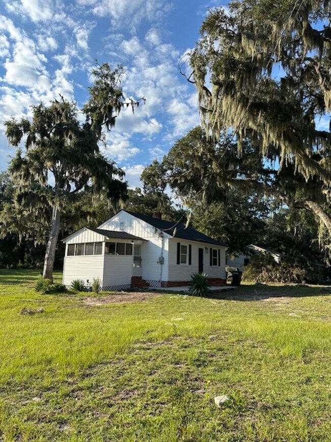 Building Photo - 1601 Columbia Ave