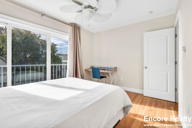 Building Photo - 10 Bradbury St