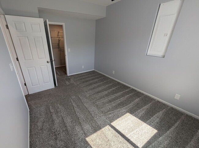 Building Photo - 5011 Clearwater Dr