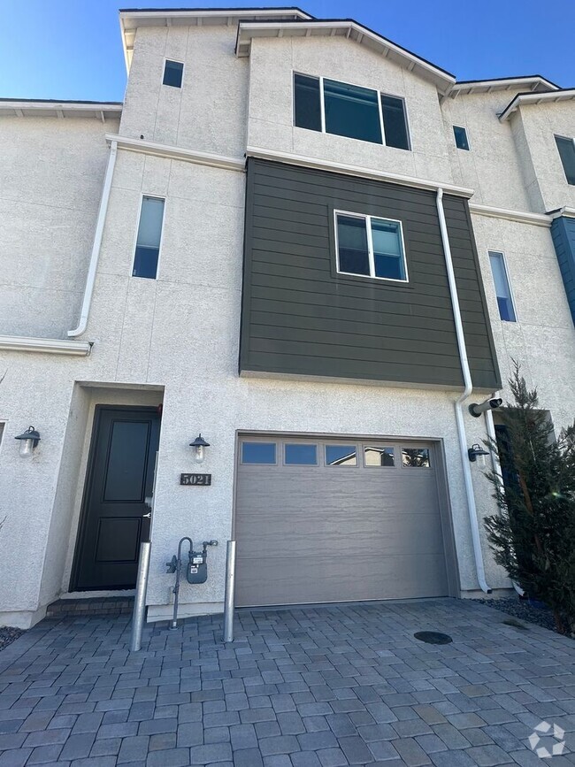 Building Photo - Townhome in Gated Community! 3-Bed, 2.5-Ba...