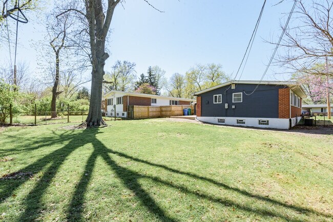 Building Photo - 620 St Bernard Dr