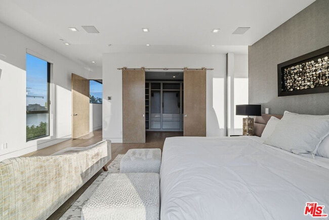 Building Photo - 5365 Vanalden Ave