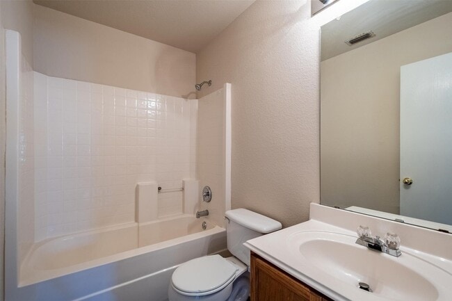 Building Photo - 228 Memory Dr