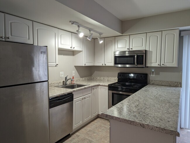Building Photo - 3639 Kenbrooke Ct