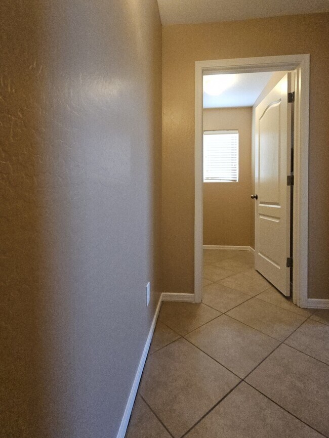 Building Photo - 998 W Desert Sky Dr