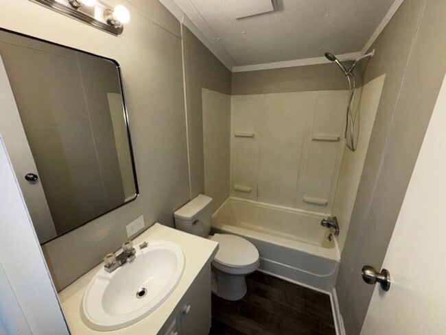 Building Photo - Discover this well-maintained 3-bedroom, 2-bath home in Lincolnton, NC,