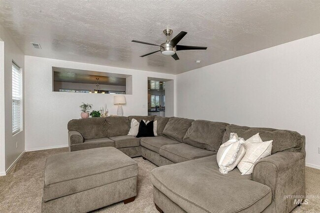 Building Photo - Large 5 Bedroom 3 Bath Home in Meridian _ Dog Friendly!