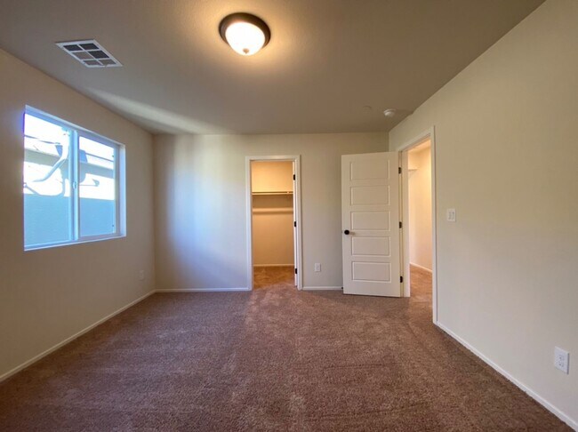 Building Photo - 4 BED 3 BATH Townhome, 1 LOFT, 2 GARAGES, GATED!