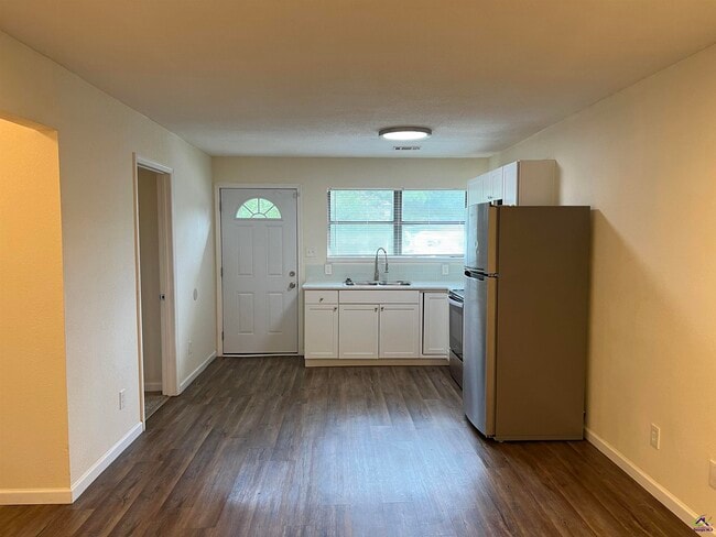Building Photo - 405 Westcliff Cir