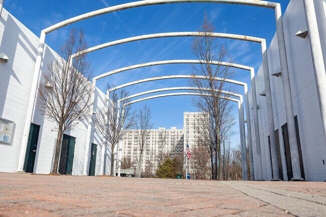 Building Photo - 1 Bedroom Condo With Den
