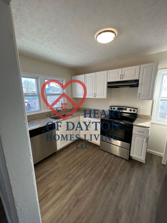 Building Photo - NEWLY RENOVATED 3BR/1BA