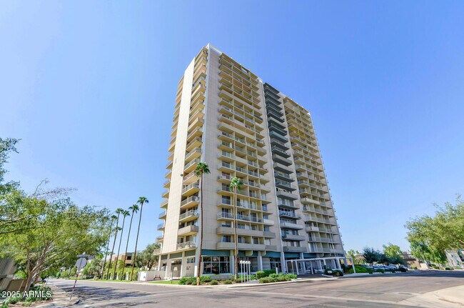 Building Photo - 207 W Clarendon Ave