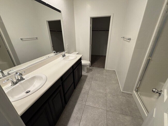 Building Photo - Beautiful Gated 3-Bed, 2.5-Bath Townhome i...