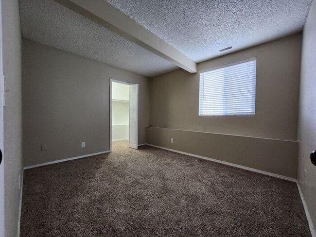 Building Photo - 2-Bedroom Apartment -Great Location! Limit...