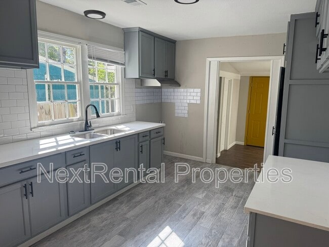 Building Photo - 535 Robinhood Rd