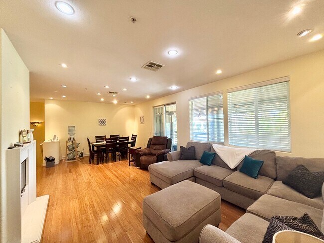 Building Photo - Oxnard | 2 Story 2+2 Condo | Seabridge Com...