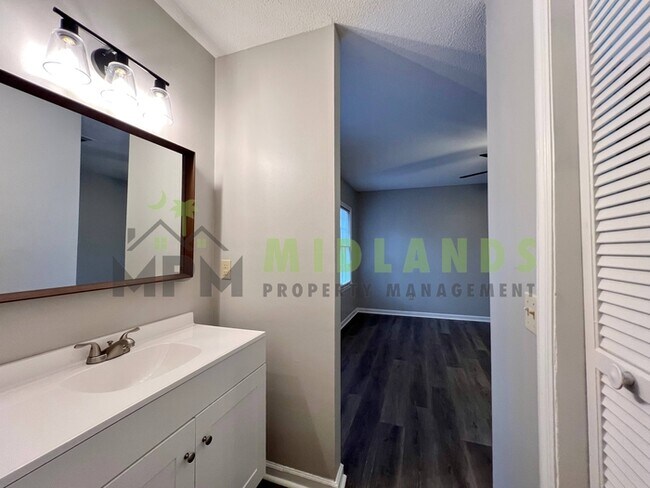 Building Photo - 237 Devonport Dr