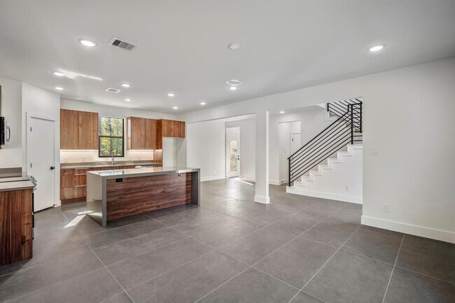 Building Photo - 10728 Twin Oak Dr