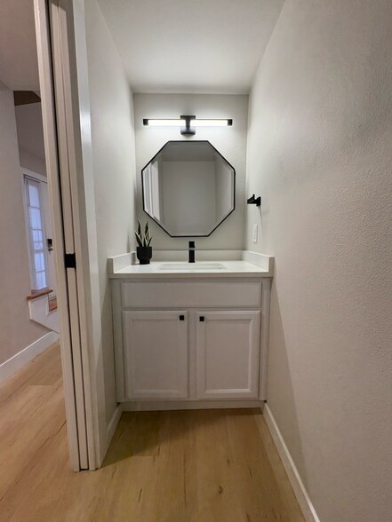 Building Photo - 5565 S Lansing Ct