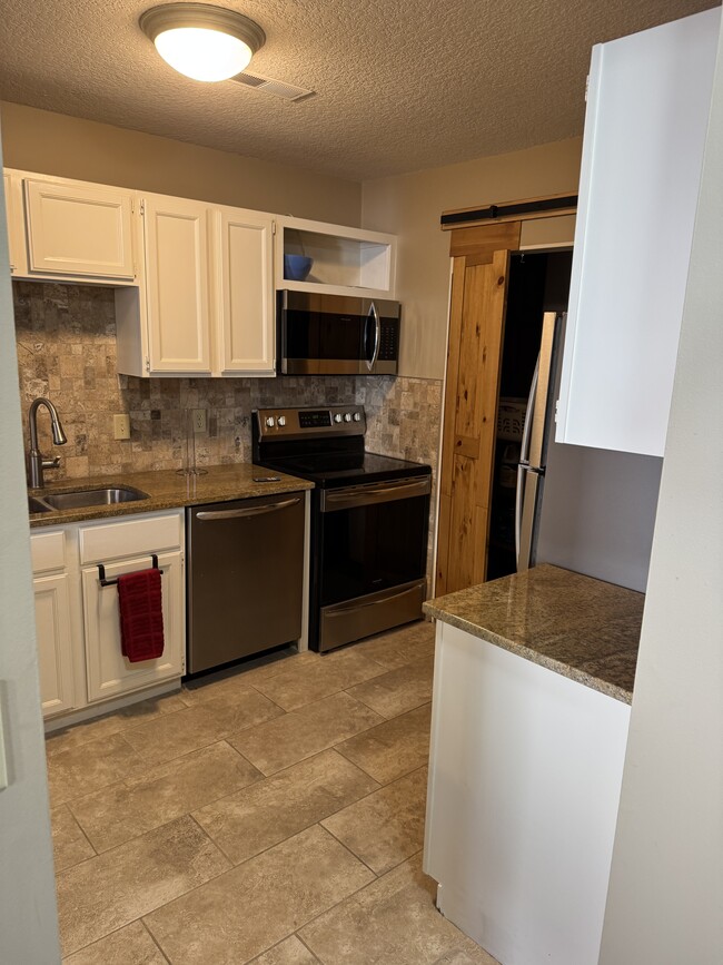 Building Photo - 9438 Ranchview Ln N