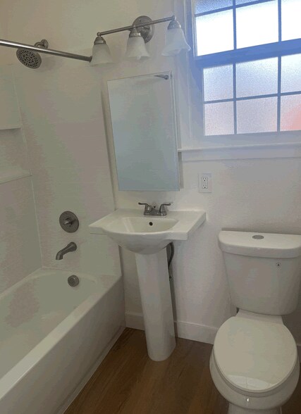 Bathroom - 31 Baldwin St