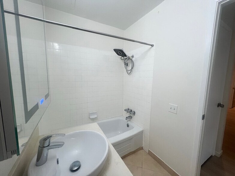 Building Photo - 811 York St