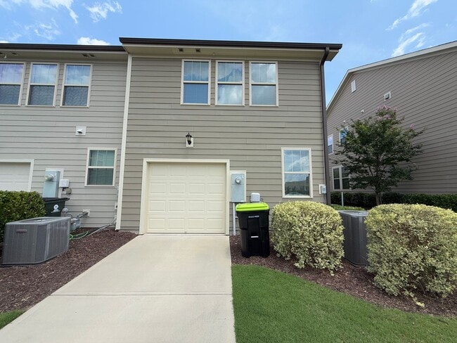 Building Photo - Stunning 3BD, 2.5BA End Unit Townhome in t...