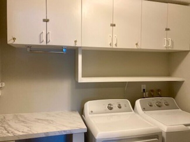 Building Photo - Waterfront condo with community pool!
