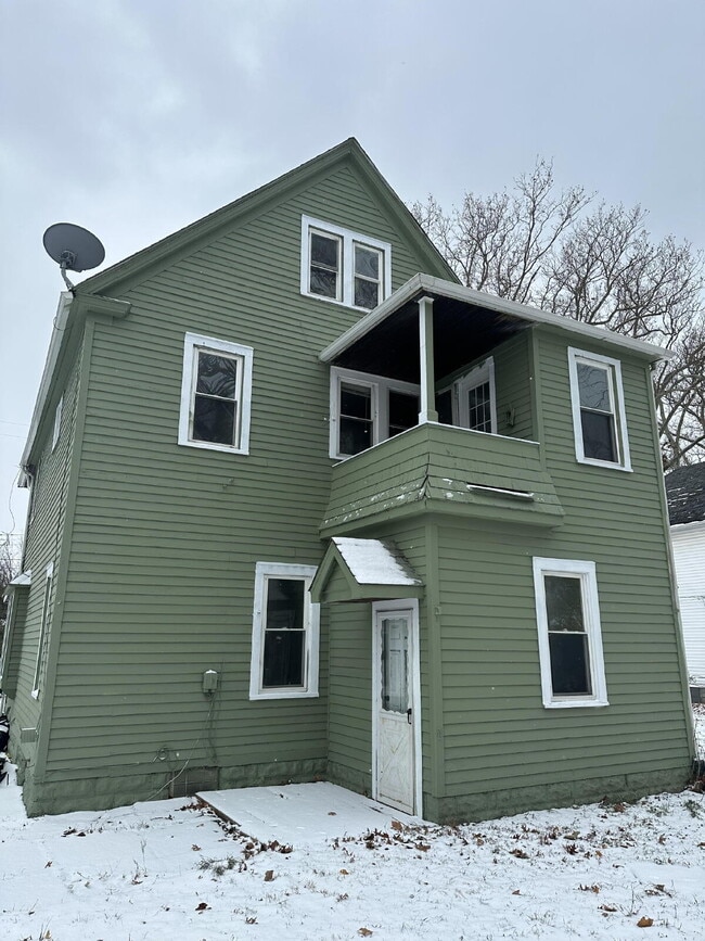 Building Photo - "2-3 Bedrooms- LOTS OF SPACE!"
