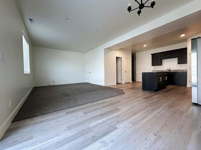 Building Photo - 250 1200 S