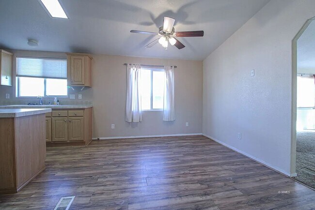 Building Photo - 935 W Sullivan Ave