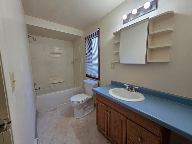 Building Photo - 1952 Roosevelt Ave