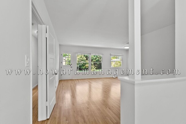 Building Photo - Cozy, Well Kept 3 Bedroom Home, Laundry & ...
