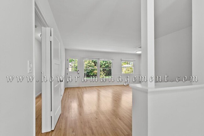 Building Photo - Home in WEST LA Cozy, Well Kept 3 Bedroom Home, Laundry & Garage, Pet Friendly, with a Yard
