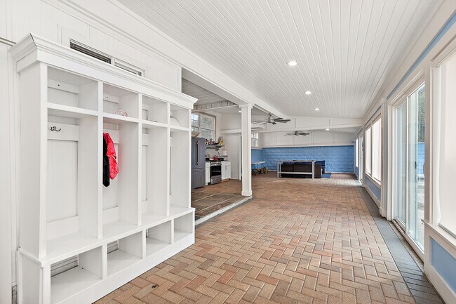 Building Photo - 305 N Reed St